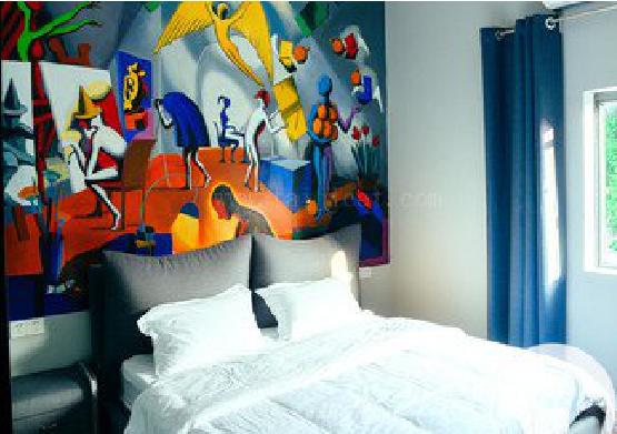 鹤庆对于酒店的墙体彩绘而言更注重哪些方面？